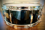 Pearl Custom Classic 14x5.5” One Piece Maple Shell Snare Drum in Piano Black Lacquer